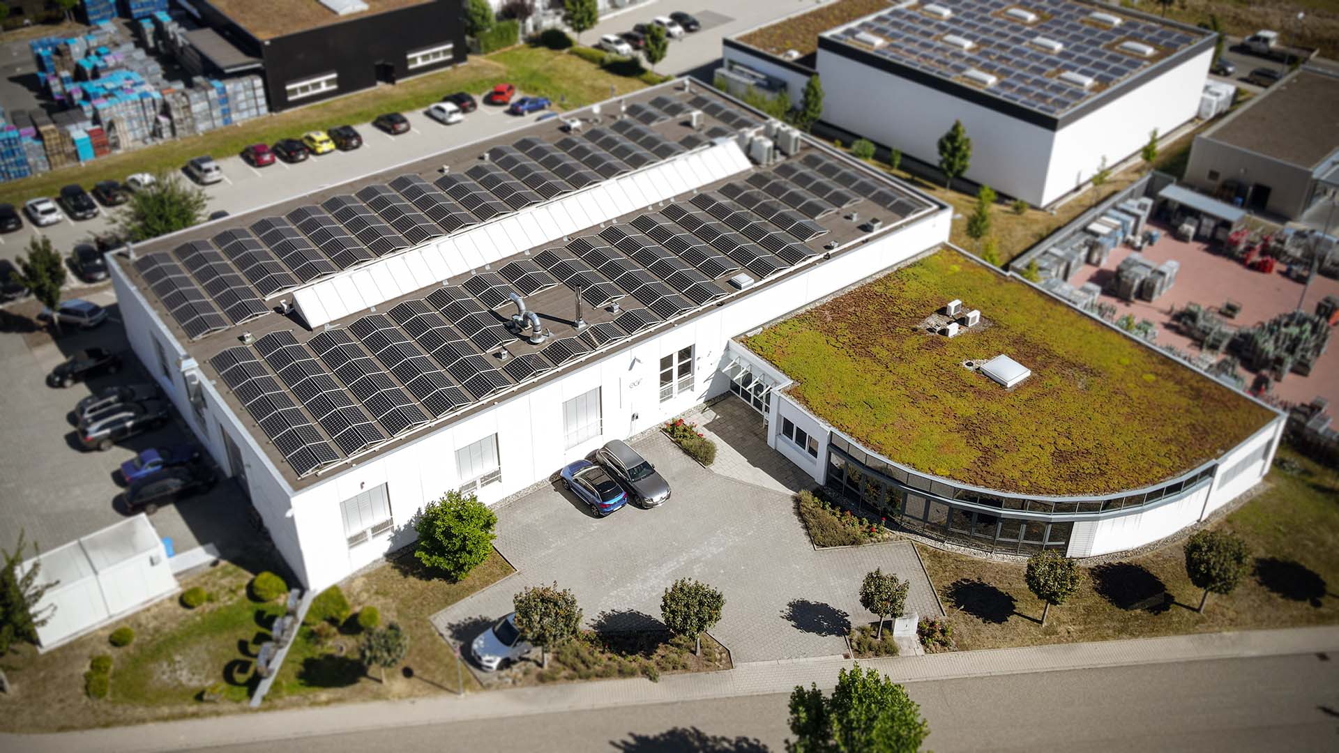 Du siehst einen Teil unserer Produktionshalle in Pforzheim.